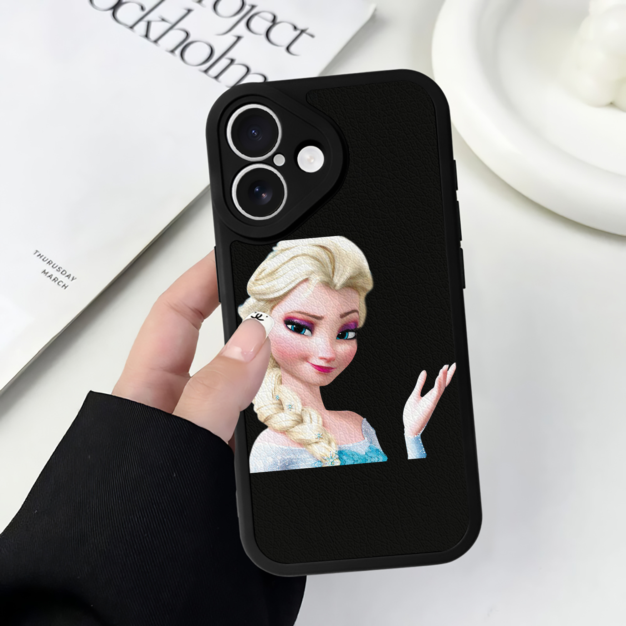 （画像用） アナと雪の女王 アンナ エルサ Frozen Anna Elsa 【iPhone 16シリーズ対応】シリコンスマホケース（レザー調） 材質：シリコン